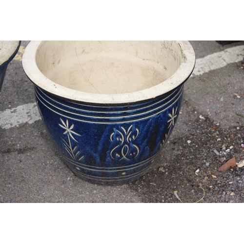 111 - 3 X BLUE GARDEN POTS