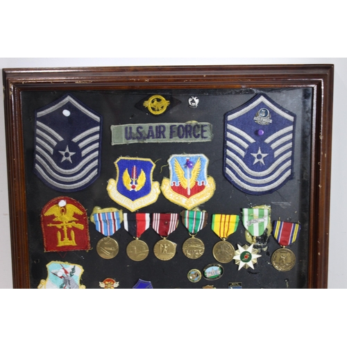 530 - FRAMED COLLECTION OF US MILITARY MEDALS, EMBLEMS, INSIGNIAS AND MIXED BADGES
60 X 46CM