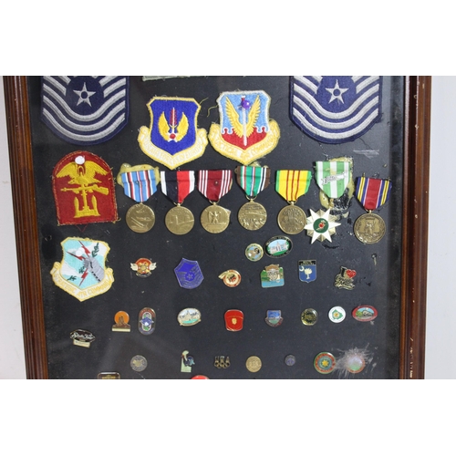 530 - FRAMED COLLECTION OF US MILITARY MEDALS, EMBLEMS, INSIGNIAS AND MIXED BADGES
60 X 46CM