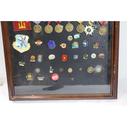 530 - FRAMED COLLECTION OF US MILITARY MEDALS, EMBLEMS, INSIGNIAS AND MIXED BADGES
60 X 46CM