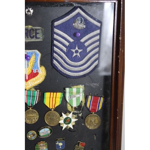 530 - FRAMED COLLECTION OF US MILITARY MEDALS, EMBLEMS, INSIGNIAS AND MIXED BADGES
60 X 46CM