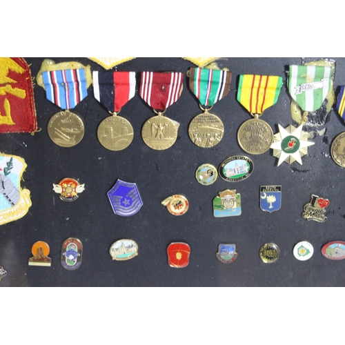 530 - FRAMED COLLECTION OF US MILITARY MEDALS, EMBLEMS, INSIGNIAS AND MIXED BADGES
60 X 46CM