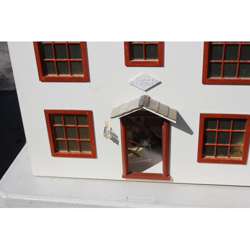 677 - VINTAGE DOLLS HOUSE 
60 X 65CM