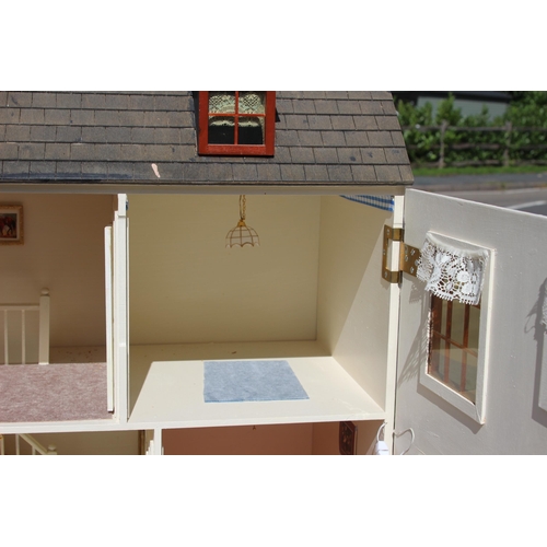 678 - VINTAGE DOLLS HOUSE
60 X 65CM