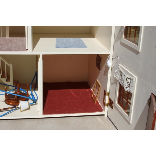 678 - VINTAGE DOLLS HOUSE
60 X 65CM