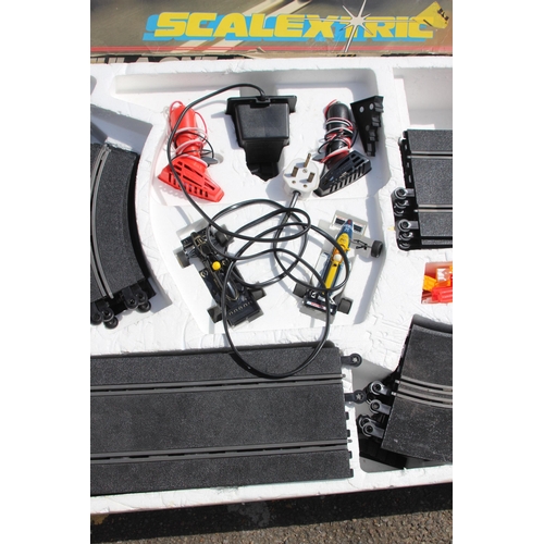 704 - SCALEXTRIC SET AND TRACK