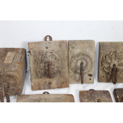 465 - LARGE QUANTITY OF VINTAGE COAT HOOKS