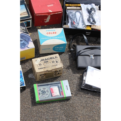 473 - LARGE QUANTITY OF VINTAGE PROJECTOR ACCESSORIES ETC