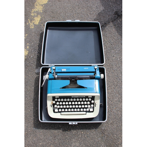 479 - VINTAGE IMPERIAL SAFARI TYPEWRITER