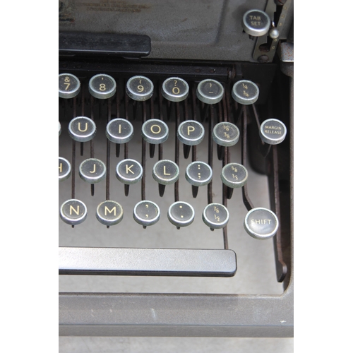 480 - VINTAGE IMPERIAL MODEL 60 TYPEWRITER