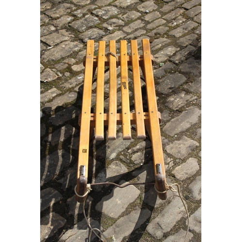 137 - VINTAGE WOODEN SLEDGE 
93 X 30 X 20CM