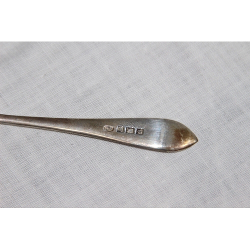 1060 - A P AND CO SILVER PRESERVE SPOON - BIRMINGHAM 1962 - 15G