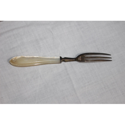 1062 - EDWARDIAN SILVER TINE FORKS WITH MOTHER OF PEARL HANDLES - SHEFFIELD 1904 - GROSS WEIGHT 104G