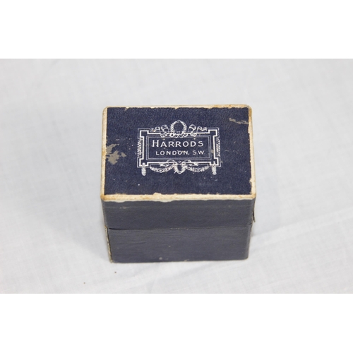 1067 - BOXED HARRODS HEAVY SILVER NAPKIN RING - BIRMINGHAM 1932 - 62G