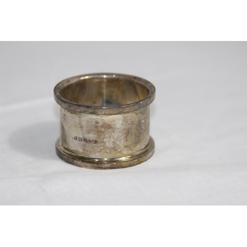 1067 - BOXED HARRODS HEAVY SILVER NAPKIN RING - BIRMINGHAM 1932 - 62G