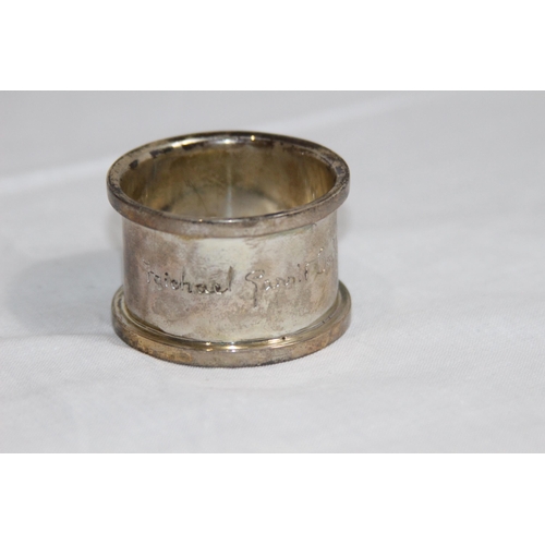 1067 - BOXED HARRODS HEAVY SILVER NAPKIN RING - BIRMINGHAM 1932 - 62G