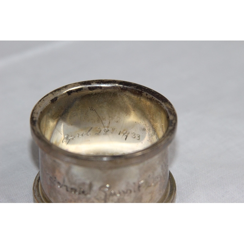 1067 - BOXED HARRODS HEAVY SILVER NAPKIN RING - BIRMINGHAM 1932 - 62G