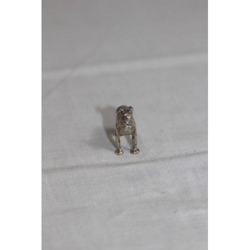 1087 - CAST SILVER FIGURE OF A BOXER DOG BY D AND T - LONDON 1976 - GROSS WEIGHT 6G - 2 X 2CM