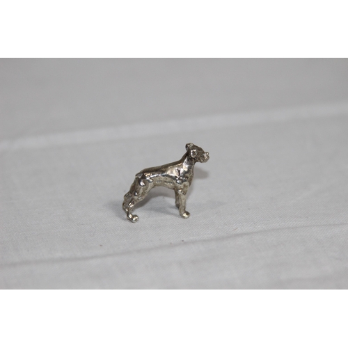 1087 - CAST SILVER FIGURE OF A BOXER DOG BY D AND T - LONDON 1976 - GROSS WEIGHT 6G - 2 X 2CM