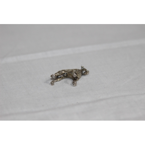 1087 - CAST SILVER FIGURE OF A BOXER DOG BY D AND T - LONDON 1976 - GROSS WEIGHT 6G - 2 X 2CM