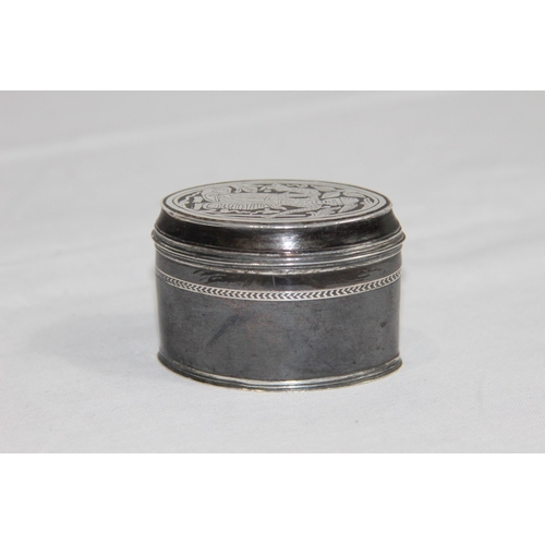 1095 - INDIAN SILVER AND MIXED METAL TRINKET BOX
5 X 3 X 4CM