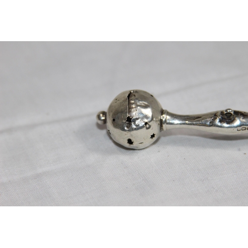 1102 - SILVER DUMBBELL FORM CHILDS RATTLE - BIRMINGHAM 1925 - 10G