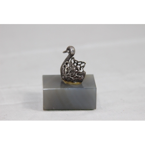 1105 - STYLISED SILVER SWAN DESK ORNAMENT OR PAPERWEIGHT - 1975 - 4 X 3.5CM