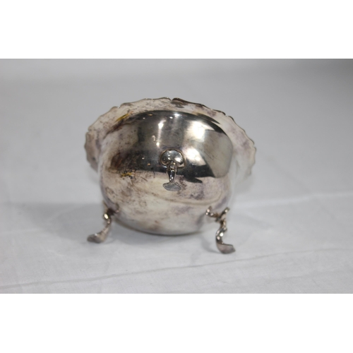 1112 - SILVER SUGAR BOWL WITH PIE CRUST EDGE BY ROBERT PRINGLE - LONDON 1900 - 98G