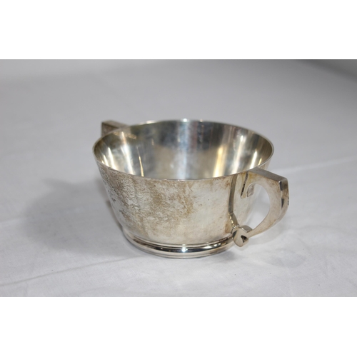 1121 - GEORGE V TWO HANDLED SILVER PORRINGER BOWL - 215G - BIRMINGHAM 1930 - 15 X 6CM