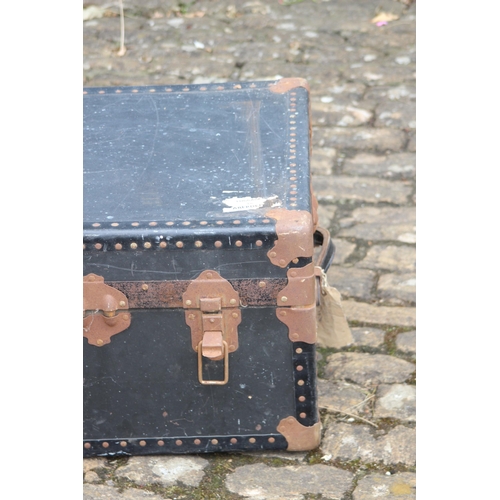 18 - VINTAGE TRUNK 
91 X 52 X 31CM