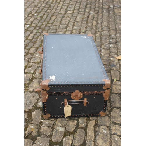 18 - VINTAGE TRUNK 
91 X 52 X 31CM