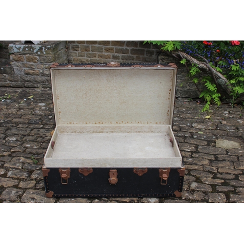 18 - VINTAGE TRUNK 
91 X 52 X 31CM