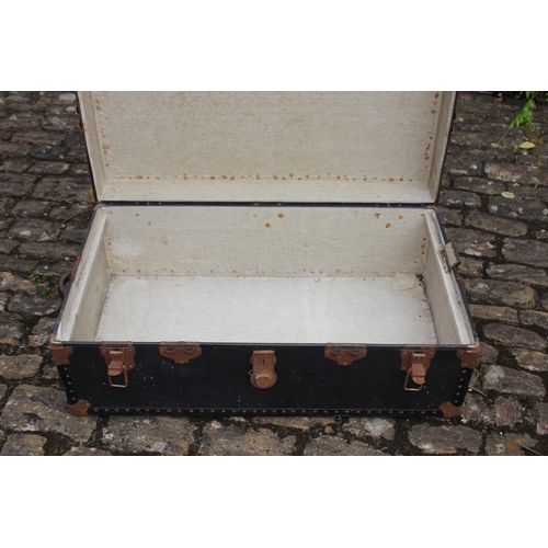 18 - VINTAGE TRUNK 
91 X 52 X 31CM