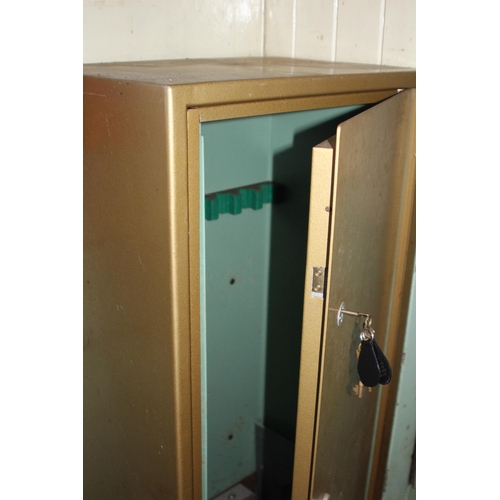 132 - VINTAGE GUN SAFE 
60 X 42 X 137CM