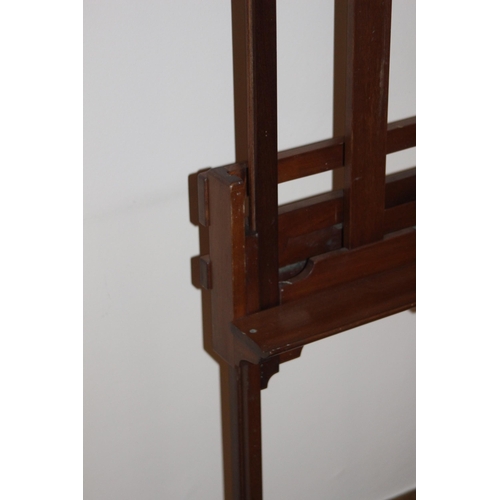 446 - VINTAGE ARTIST EASEL