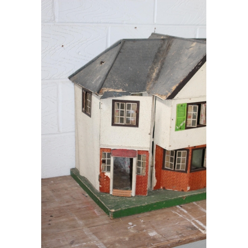 679 - VINTAGE DOLLS HOUSE 
44 X 77CM