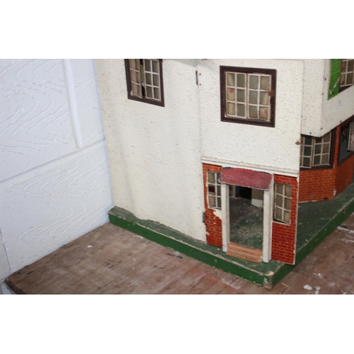 679 - VINTAGE DOLLS HOUSE 
44 X 77CM