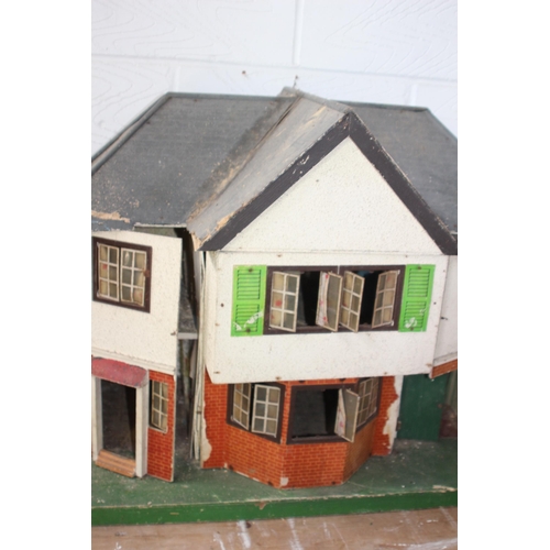 679 - VINTAGE DOLLS HOUSE 
44 X 77CM