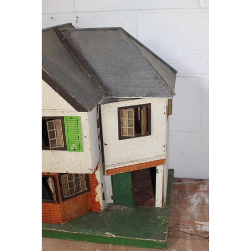 679 - VINTAGE DOLLS HOUSE 
44 X 77CM