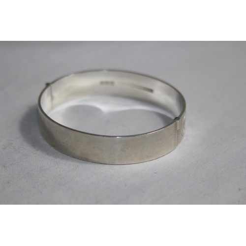 1002 - DEMI BRIGHT-CUT SILVER BRACELET - 29G - BIRMINGHAM 1973