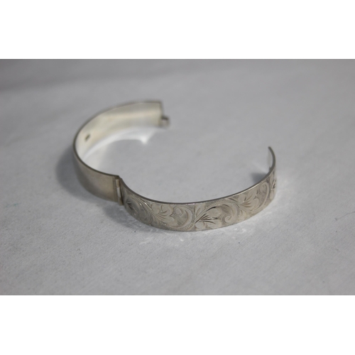 1002 - DEMI BRIGHT-CUT SILVER BRACELET - 29G - BIRMINGHAM 1973