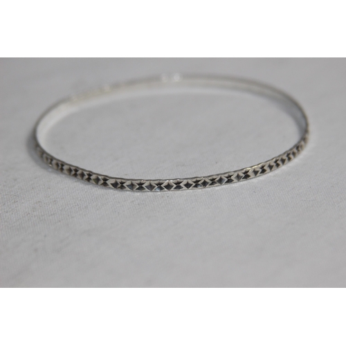 1019 - FIVE MATCHING SILVER BRACELETS