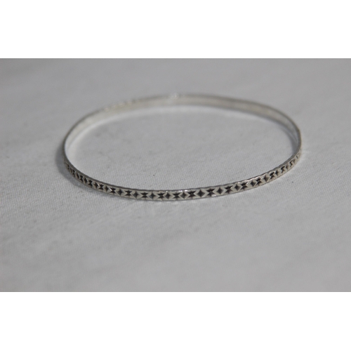 1019 - FIVE MATCHING SILVER BRACELETS