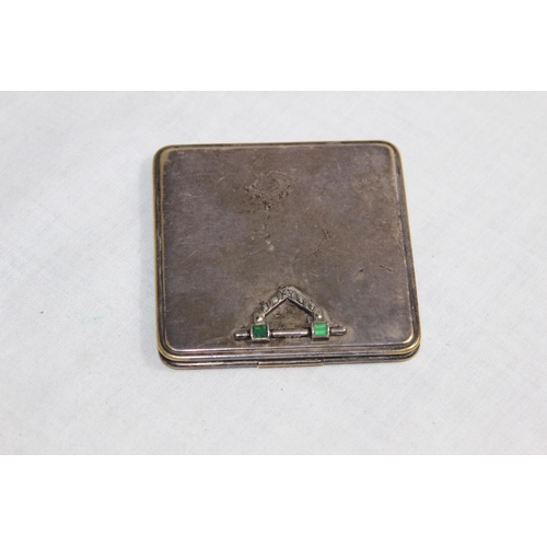 1021 - WHITE METAL COMPACT SET WITH GREEN STONES AND A SELECTION OF SILVER AND WHITE METAL ODDMENTS