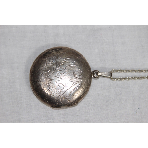 1024 - LARGE ROUND SILVER LOCKET ON A SILVER CHAIN