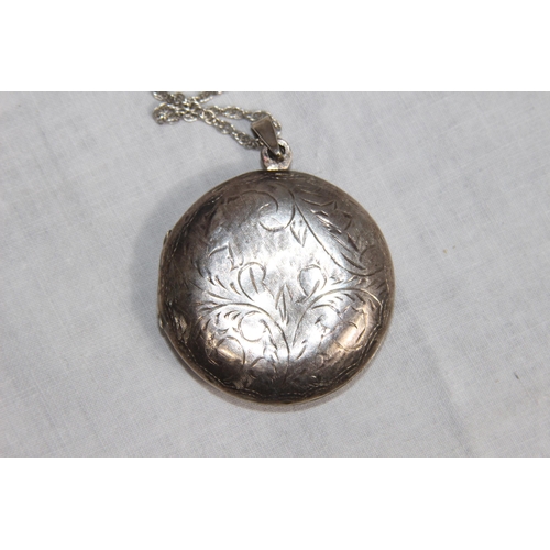 1024 - LARGE ROUND SILVER LOCKET ON A SILVER CHAIN