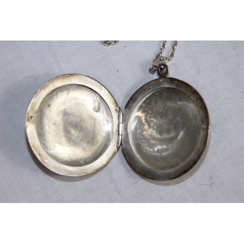 1024 - LARGE ROUND SILVER LOCKET ON A SILVER CHAIN