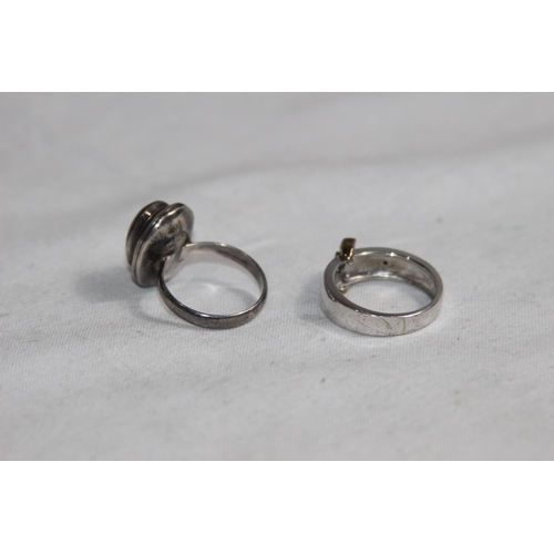 1031 - SILVER AND GILT SILVER BUCKLE RING AND ANOTHER SILVER RING