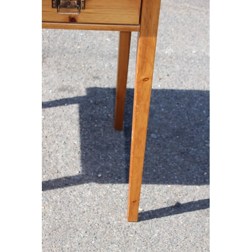 10 - PINE DESK TABLE WITH LOCKABLE DRAWERS 
90 X 58 X 75CM