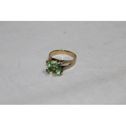 1160 - 9CT GOLD GREEN SET STONE RING - 5.5G - SIZE P 1/2